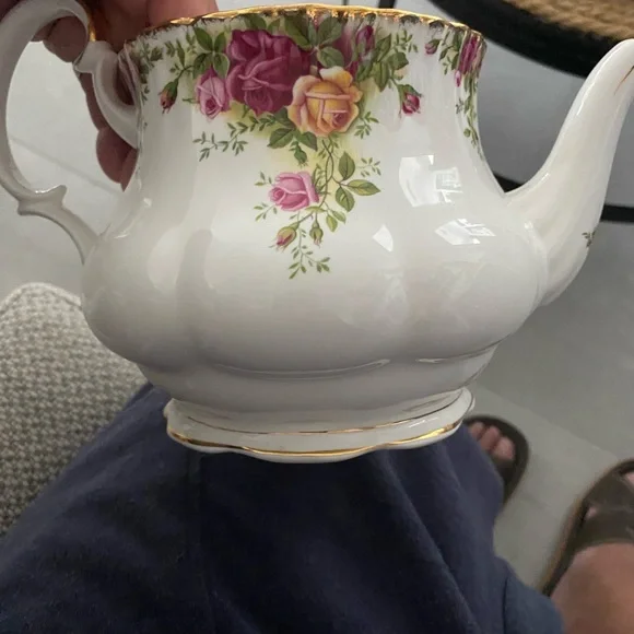 Royal Albert Tea Pot - Picture 3 of 11